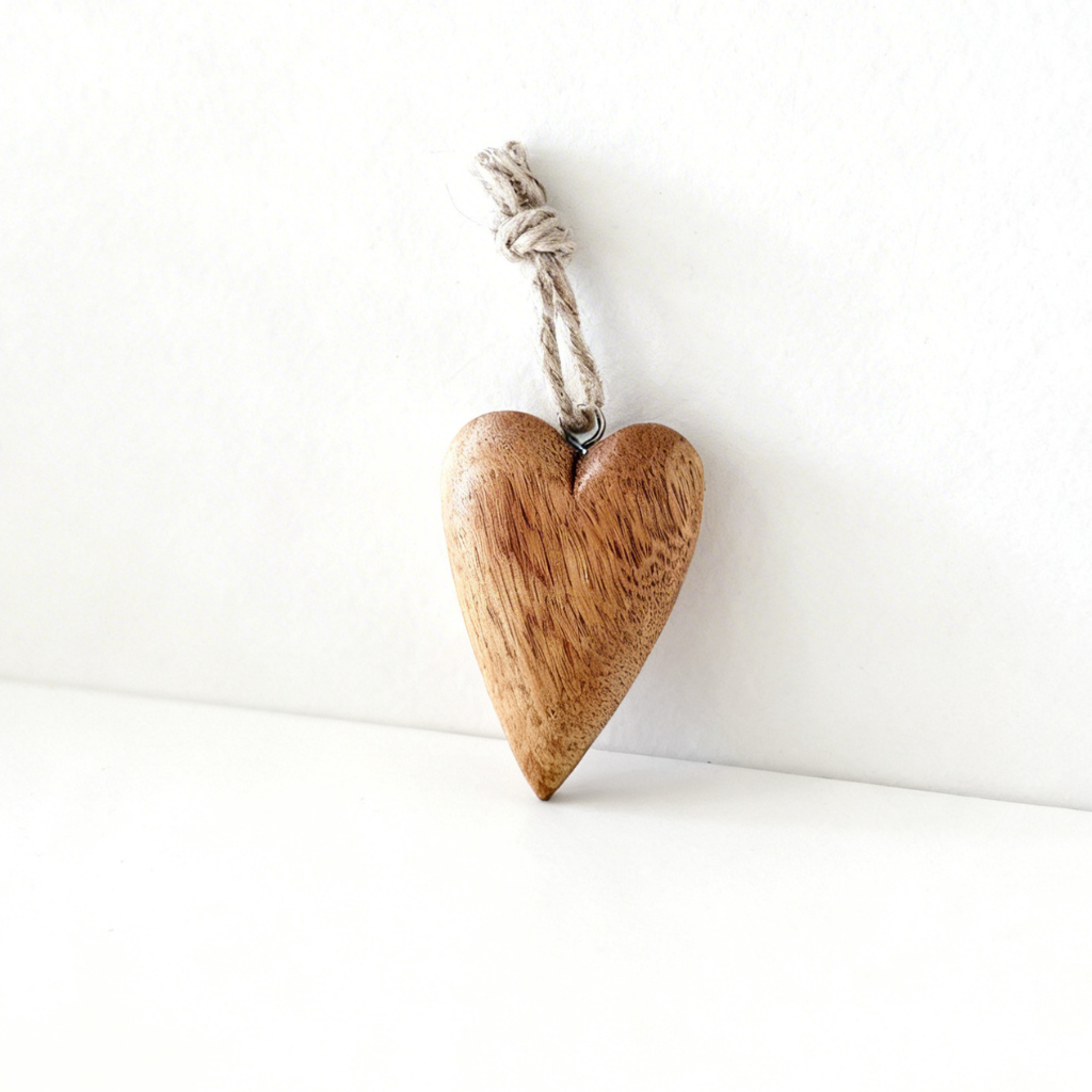 Dřevěné závěsné srdce 6 cm v přírodní barvě